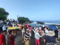 31 Ribu Wisatawan Kunjungi DTW Tanah Lot Bali