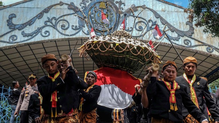 Warga dan Abdi Dalem berebut gunungan saat perayaan Tradisi Grebeg Syawal di halaman Keraton Kasunanan Surakarta Hadiningrat Solo, Jawa Tengah, Kamis (11/4/2024). Tradisi Grebeg Syawal itu digelar sebagai perayaan Idul Fitri 1445 Hijriah keraton setempat sekaligus untuk melestarikan warisan turun temurun dari Sultan Agung pada zaman kerajaan Mataram Islam. ANTARA FOTO/Maulana Surya/nym.