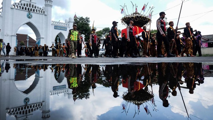 Semarak Grebeg Syawal Keraton Solo Warga dan Abdi Dalem berebut gunungan saat perayaan Tradisi Grebeg Syawal di halaman Keraton Kasunanan Surakarta Hadiningrat Solo, Jawa Tengah, Kamis (11/4/2024). Tradisi Grebeg Syawal itu digelar sebagai perayaan Idul Fitri 1445 Hijriah keraton setempat sekaligus untuk melestarikan warisan turun temurun dari Sultan Agung pada zaman kerajaan Mataram Islam. ANTARA FOTO/Maulana Surya/nym.