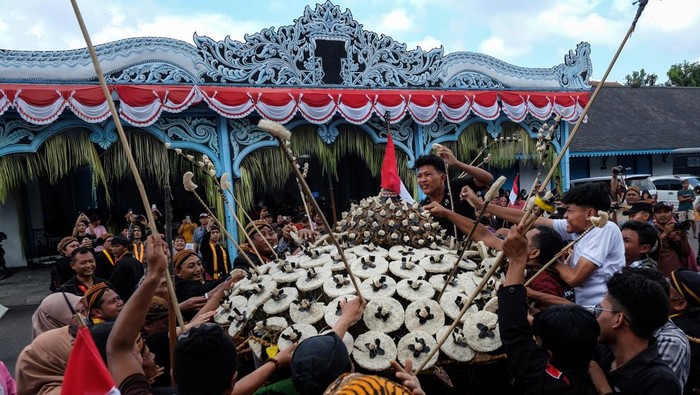 Warga dan Abdi Dalem berebut gunungan saat perayaan Tradisi Grebeg Syawal di halaman Keraton Kasunanan Surakarta Hadiningrat Solo, Jawa Tengah, Kamis (11/4/2024). Tradisi Grebeg Syawal itu digelar sebagai perayaan Idul Fitri 1445 Hijriah keraton setempat sekaligus untuk melestarikan warisan turun temurun dari Sultan Agung pada zaman kerajaan Mataram Islam. ANTARA FOTO/Maulana Surya/nym.