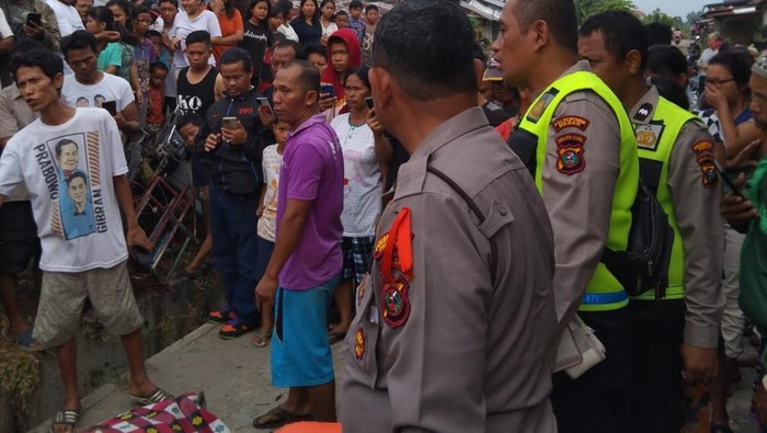 Seorang pengendara becak motor tewas ditabrak kereta api saat melintas di perlintasan rel kereta api sekitar Jalan Pembangunan, Kelurahan Tanjung Gusta, Kecamatan Medan Helvetia, Kota Medan. (Dok Polsek Medan Helvetia)