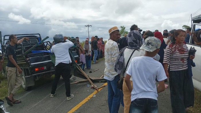Sebuah mobil pikap yang membawa rombongan wisatawan terbalik di Jalan Trans Seram, Kabupaten Seram Bagian Barat, Maluku.