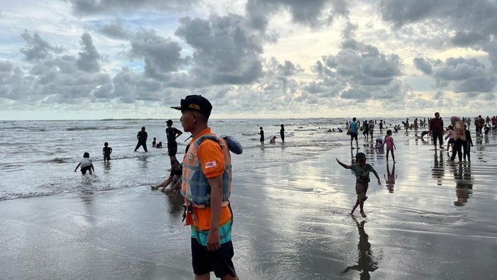 Situasi di kawasan Pantai Parangtritis pada hari kedua Idul Fitri, Kamis (11/4/2024).