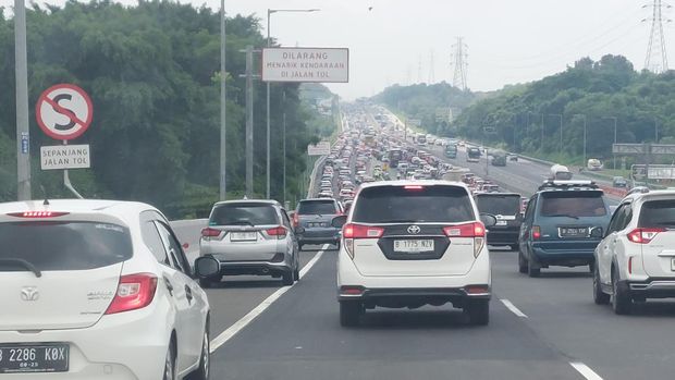Situasi lalu lintas di Tol Layang MBZ, Kamis (11/4/2024).