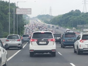 Tol Layang MBZ Arah Cikampek Padat Merayap di Hari Kedua Lebaran