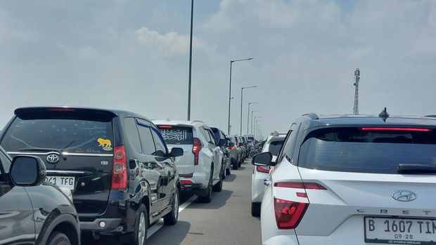 Situasi lalu lintas di Tol Layang MBZ, Kamis (11/4/2024).