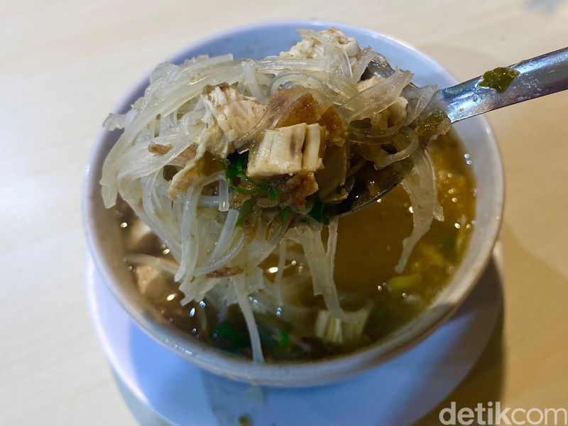 Soto Garuda yang enak berempah di Padang. Restoran ini juga legendaris sejak 1976.