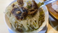 Sotonya disajikan menggunakan mangkuk yang tak begitu besar. Isinya melimpah, ada sohun, perkedel kentang, serta irisan daging dan paru. Saat menyeruput kuahnya pertama kali, kami bisa langsung merasakan kaldunya yang gurih, disusul rasa hangat segar dan sentuhan rempah yang nendang di lidah. Foto: detikFood/Yenny Mustika Sari
