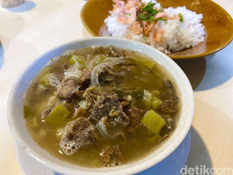 Soto Garuda yang enak berempah di Padang. Restoran ini juga legendaris sejak 1976.