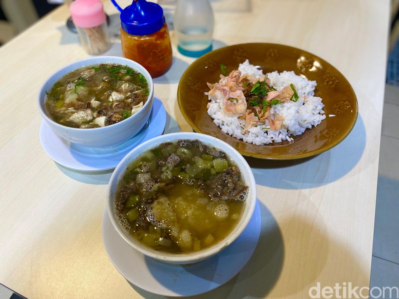 Soto Garuda yang enak berempah di Padang. Restoran ini juga legendaris sejak 1976.