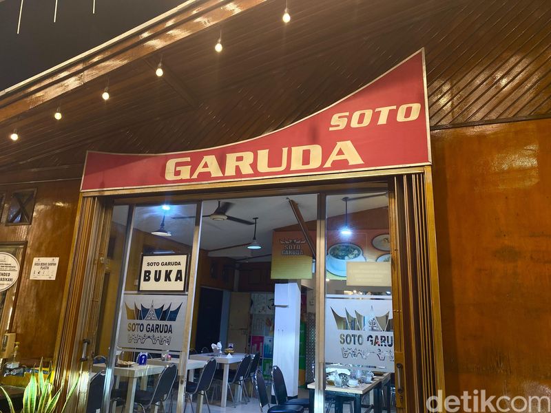 Soto Garuda yang enak berempah di Padang. Restoran ini juga legendaris sejak 1976.
