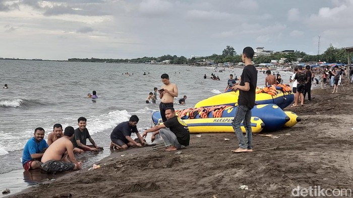Suasana di Tanjung Bayang Makassar saat libur Lebaran.