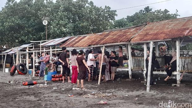 Suasana di Tanjung Bayang Makassar saat libur Lebaran.