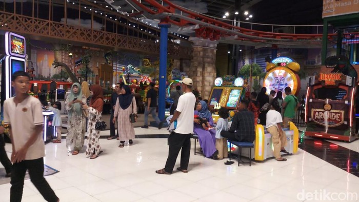 Suasana di Trans Studio Mini Palembang saat libur Lebaran.