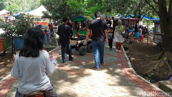 Suasana Hutan Kota Sumber, Cirebon.