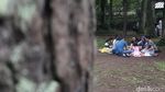 Melihat Tradisi Botram di Kebun Binatang Bandung saat Libur Lebaran