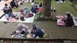 Melihat Tradisi Botram di Kebun Binatang Bandung saat Libur Lebaran