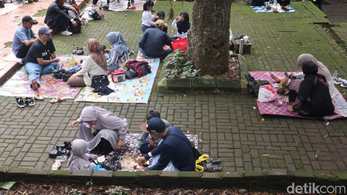 Suasana Kebun Binatang Bandung saat libur Lebaran. Suasana Kebun Binatang Bandung saat libur Lebaran.