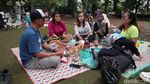 Melihat Tradisi Botram di Kebun Binatang Bandung saat Libur Lebaran