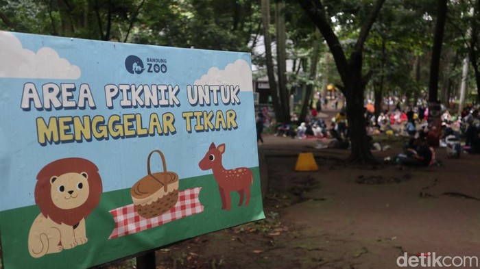 Suasana Kebun Binatang Bandung saat libur Lebaran. Suasana Kebun Binatang Bandung saat libur Lebaran.