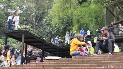 Melihat Tradisi Botram di Kebun Binatang Bandung saat Libur Lebaran