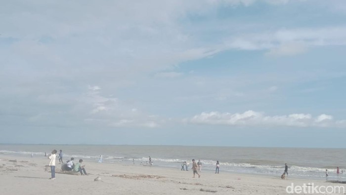 Suasana Pantai Sasak di Pasaman Barat, Sumatera Barat. (Ahmad Arfah Fansuri Lubis/detikSumut)