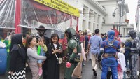 Di Jl Asia Afrika misalnya, wisatawan datang ke lokasi ini untuk menikmati swafoto bersama para cosplayer yang hadir untuk menghibur pengunjung. Foto: Rifat Alhamidi/detikJabar