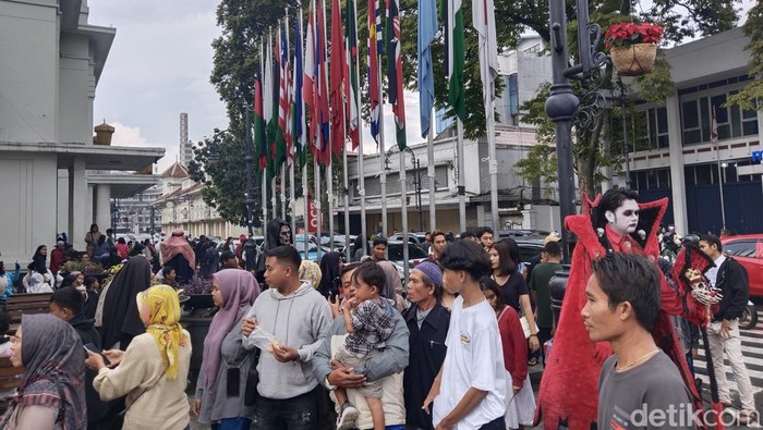 Suasana wisata di Kota Bandung saat libur Lebaran. Suasana wisata di Kota Bandung saat libur Lebaran.