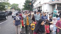 Begitu juga di Jl Braga. Wisatawan sengaja datang untuk menikmati sajian kuliner khas Kota Bandung, hingga berfoto di jalanan legendaris itu. Foto: Rifat Alhamidi/detikJabar