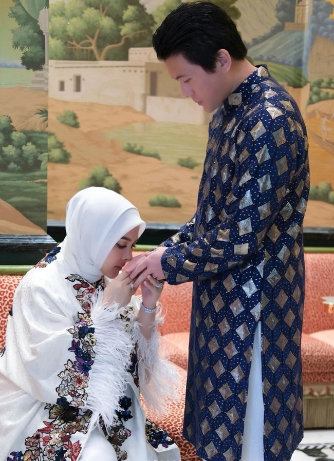 Wanita 43 tahun itu juga memamerkan momen dirinya sungkem ke suami. Sambil duduk Syahrini tampak mencium tangan suaminya yang sedang berdiri di hadapannya. Foto: Instagram/@princessyahrini