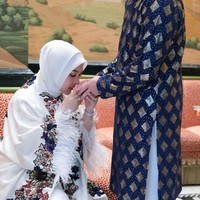 Wanita 43 tahun itu juga memamerkan momen dirinya sungkem ke suami. Sambil duduk Syahrini tampak mencium tangan suaminya yang sedang berdiri di hadapannya. Foto: Instagram/@princessyahrini