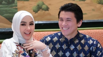 Gaya Lebaran Syahrini & Suami Usai Digosipkan Hamil, Perut Tak Lagi Ditutupi