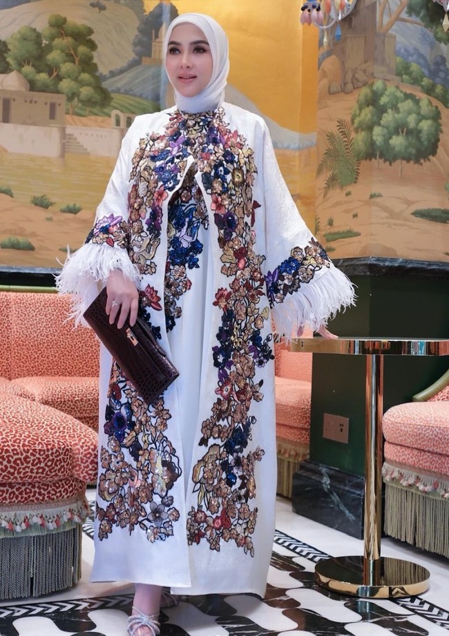 Syahrini sendiri sebelumnya diketahui sempat digosipkan hamil. Belakangan foto-fotonya juga kerap terlihat menutupi bagian perutnya. Foto: Instagram/@princessyahrini