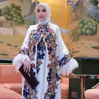 Syahrini sendiri sebelumnya diketahui sempat digosipkan hamil. Belakangan foto-fotonya juga kerap terlihat menutupi bagian perutnya. Foto: Instagram/@princessyahrini