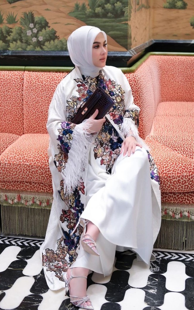 Syahrini sendiri hingga saat ini belum buka suara terkait gosip kehamilannya. Ia tampak tetap santai dan tak menghiraukan gosip tersebut. Foto: Instagram/@princessyahrini