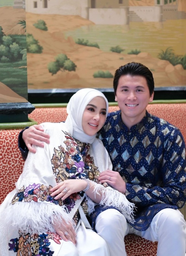 Di momen Lebaran tersebut Syahrini dan suami juga terlihat memamerkan kemesraan mereka. Pasangan yang menikah pada Februari 2019 itu tampil kompak memamerkan senyum mereka. Foto: Instagram/@princessyahrini