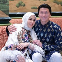 Di momen Lebaran tersebut Syahrini dan suami juga terlihat memamerkan kemesraan mereka. Pasangan yang menikah pada Februari 2019 itu tampil kompak memamerkan senyum mereka. Foto: Instagram/@princessyahrini