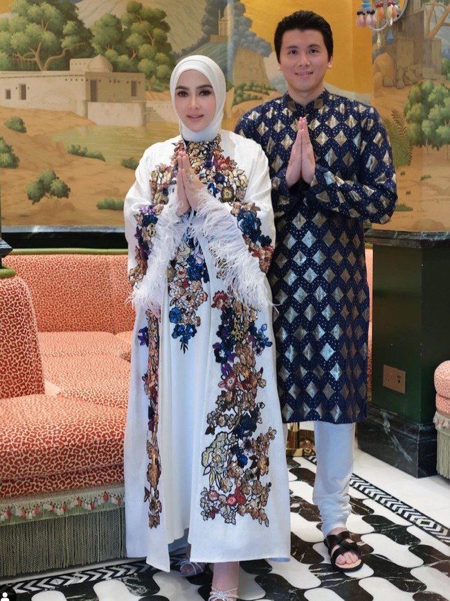 Syahrini tampak memamerkan momen Lebaran hari pertamanya bersama sang suami, Reino Barack, ke akun Instagram pribadinya. Setelah sebelumnya selalu terlihat menutupi bagian perutnya usai digosipkan hamil, kini perutnya itu pun tak lagi ditutupi. Foto: Instagram/@princessyahrini