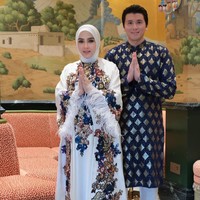 Syahrini tampak memamerkan momen Lebaran hari pertamanya bersama sang suami, Reino Barack, ke akun Instagram pribadinya. Setelah sebelumnya selalu terlihat menutupi bagian perutnya usai digosipkan hamil, kini perutnya itu pun tak lagi ditutupi. Foto: Instagram/@princessyahrini