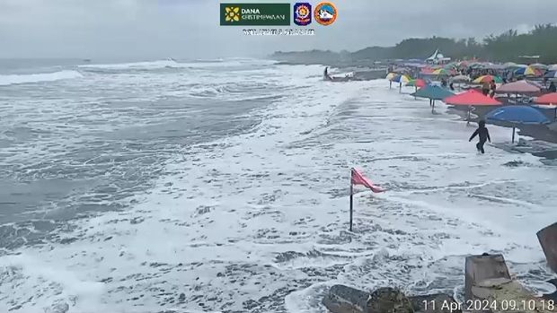 Tangkapan layar video Pantai Glagah yang diterjang gelombang tinggi, Kamis (11/4).