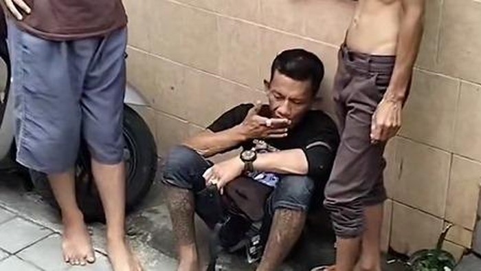 Tangkapan layar video pria di Makassar diamankan warga usai masuk rumah tanpa izin.