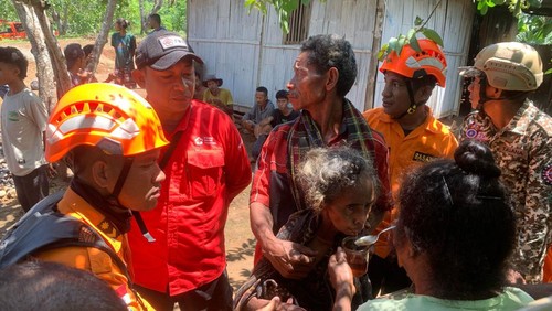 Tim SAR gabungan mengevakuasi nenek 60 tahun yang sempat hilang di Dusun Lirikelang, Desa Wuliwutik, Kecamatan Nita, Sikka, NTT. (Dok. Basarnas Maumere)