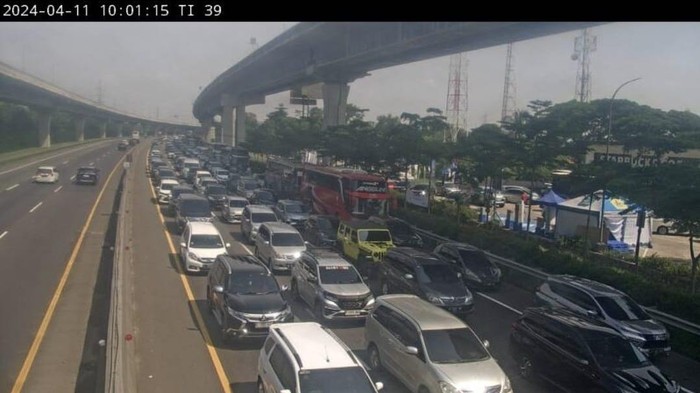 Kemacetan Parah di Tol Japek Jelang Siang, Buka-Tutup Rest Area Diterapkan