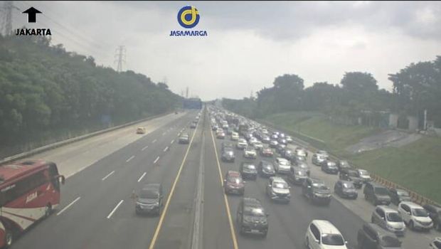Kemacetan masih terjadi di sejumlah titik Tol Jakarta-Cikampek (Japek) pada hari kedua Lebaran 2024. Contraflow diberlakukan dari Km 47.