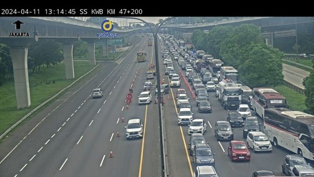 Kemacetan masih terjadi di sejumlah titik Tol Jakarta-Cikampek (Japek) pada hari kedua Lebaran 2024. Contraflow diberlakukan dari Km 47.