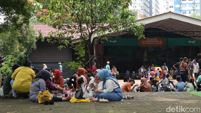 Tradisi botram di Kebun Binatang Bandung.
