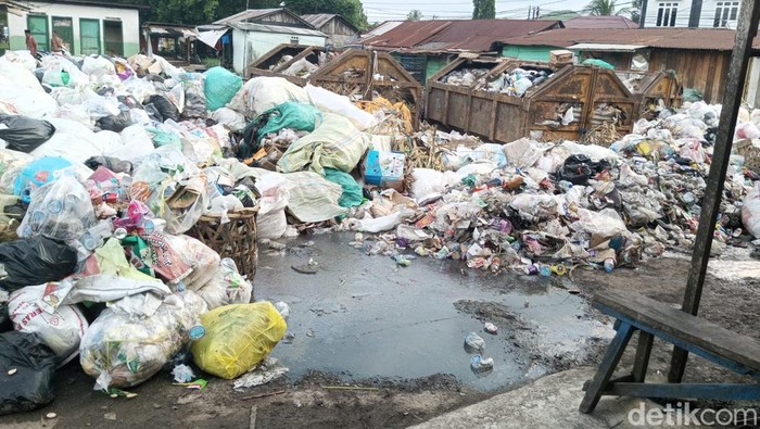 Tumpukan sampah di  seputaran Terminal Tanjung Raja Ogan Ilir