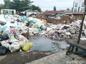 Warga Keluhkan Tumpukan Sampah di Terminal Ogan Ilir