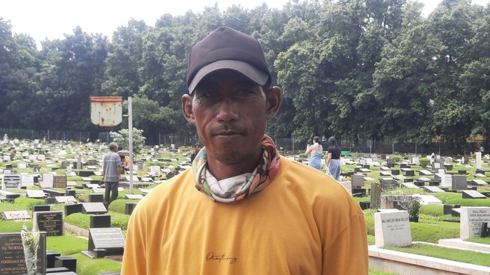 Usman 30 tahun jadi tukang bersih makam