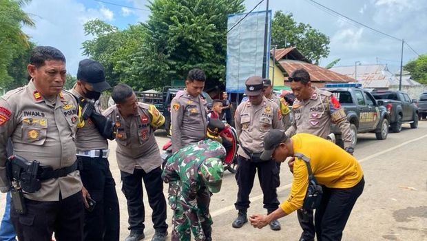 Sajam yang disita oleh Polisi dari para pelaku pemblokiran jalan di Cabang Desa Waro, Kecamatan Monta, Kabupaten Bima, NTB, Kamis (11/4/2024). (Dok. Polres Bima)